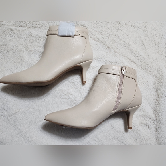 Elegant Cream Ankle Boots Size 10 - Picture 1 of 4